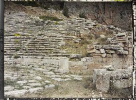 Image représentant Sanctuaire d'Apollon. La scène et les gradins du théâtre (partie droite)