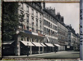 Image représentant Drapeaux pour les fêtes de la Victoire place de la Madeleine, à l'angle de la rue Tronchet