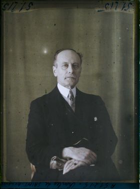 Image représentant https://musee-albert-kahn.s-museum.fr/home/NWQ2OTAwYzNmYjZlZTk1ZWQwODJmMjY4L2dlbmVyaWMtbm90aWNlLXRhYi9hdXRob3JpdHkvNjE3YTc5ZjVjZjhiODk2OGIzMzM3ZDIx/5d6900c3fb6ee95ed082f268/generic-notice-tab/authority/617a79ebcf8b8968b333771e Le Comte Charles de Saint-Aulaire