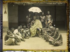 Image représentant Le chef Zodéougan entouré de sa cour