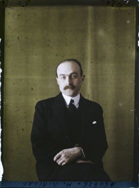 Image représentant Monsieur  https://musee-albert-kahn.s-museum.fr/home/NWQ2OTAwYzNmYjZlZTk1ZWQwODJmMjY4L2dlbmVyaWMtbm90aWNlLXRhYi9hdXRob3JpdHkvNjE3YTc5ZjVjZjhiODk2OGIzMzM3ZDIx/5d6900c3fb6ee95ed082f268/generic-notice-tab/authority/617a79ebcf8b8968b3337664 Marcel Ribière