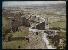 Image représentant L'enceinte de la forteresse médiévale, avec l'église Saint-Martin