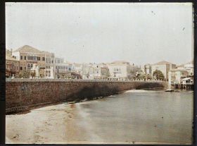 Image représentant Un quai en direction du nord-ouest, avec le Monument aux Français