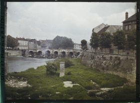 Image représentant France, Meaux, La Marne vue de la rive gauche, au fond, les moulins incendiés