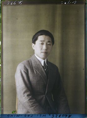 Image représentant Le diplomate chinois  https://musee-albert-kahn.s-museum.fr/home/NWQ2OTAwYzNmYjZlZTk1ZWQwODJmMjY4L2dlbmVyaWMtbm90aWNlLXRhYi9hdXRob3JpdHkvNjE3YTc5ZjVjZjhiODk2OGIzMzM3ZDIx/5d6900c3fb6ee95ed082f268/generic-notice-tab/authority/617a79eacf8b8968b333658a Tao-ming Wei