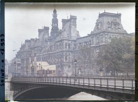 Image représentant L'Hôtel de Ville de Paris décoré de la Croix de Guerre