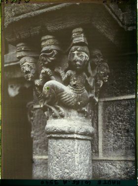 Image représentant Détail d'un chapiteau du cloître de Notre-Dame-de-l'Annonciation