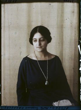 Image représentant Mademoiselle  https://musee-albert-kahn.s-museum.fr/home/NWQ2OTAwYzNmYjZlZTk1ZWQwODJmMjY4L2dlbmVyaWMtbm90aWNlLXRhYi9hdXRob3JpdHkvNjE3YTc5ZjVjZjhiODk2OGIzMzM3ZDIx/5d6900c3fb6ee95ed082f268/generic-notice-tab/authority/617a79ebcf8b8968b3337066 Suzanne Karpelès