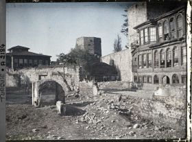 Image représentant Maisons de bois près de la muraille de l'enceinte maritime dans le quartier de la Aya Sofya camii ("mosquée Sainte-Sophie")