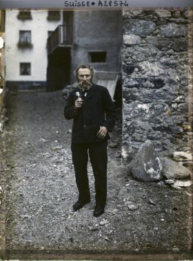 Image représentant Un paysan romanche pose dans une rue
