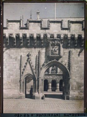 Image représentant Le portail d'entrée de l'Hôtel de Ville, comportant le blason de la ville
