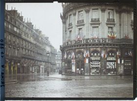 Image représentant Le magasin Old England pavoisé pour les fêtes de la Victoire à l'angle de la rue Scribe et du boulevard des Capucines
