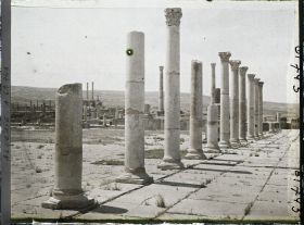 Image représentant Algérie, Timgad, Place et colonnade du Forum