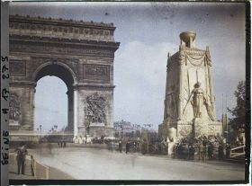 Image représentant Le Cénotaphe dédié aux morts pour la patrie pour les fêtes de la Victoire des 13 et 14 juillet et l'Arc de Triomphe