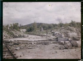 Image représentant France, Boureuil Secteur de Vauquois, Emplacement de l'Eglise, au fond, la butte de Vauquois