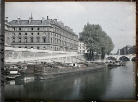 Image représentant Le quai des Orfèvres et le Palais de Justice vus du port des Grands-Augustins