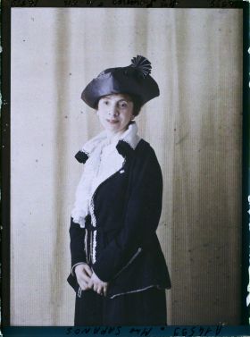 Image représentant https://musee-albert-kahn.s-museum.fr/home/NWQ2OTAwYzNmYjZlZTk1ZWQwODJmMjY4L2dlbmVyaWMtbm90aWNlLXRhYi9hdXRob3JpdHkvNjE3YTc5ZjVjZjhiODk2OGIzMzM3ZDIx/5d6900c3fb6ee95ed082f268/generic-notice-tab/authority/617a79ebcf8b8968b3337738 Madame Louise Tsapalos