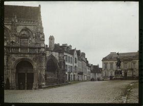 Image représentant L'Hôtel de Ville et la place Guillaume le Conquérant, à gauche l'église de la Trinité