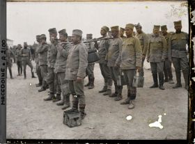 Image représentant Groupe de soldats cuisiniers, vus de profil