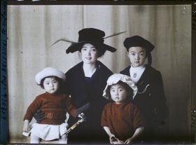 Image représentant https://musee-albert-kahn.s-museum.fr/home/NWQ2OTAwYzNmYjZlZTk1ZWQwODJmMjY4L2dlbmVyaWMtbm90aWNlLXRhYi9hdXRob3JpdHkvNjE3YTc5ZjVjZjhiODk2OGIzMzM3ZDIx/5d6900c3fb6ee95ed082f268/generic-notice-tab/authority/617a79ebcf8b8968b3336717 Madame Akitzukiet ses enfants