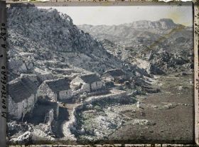 Image représentant Ceinture rocheuse de la colline de Cetinje et quatre maisons à toit de chaume