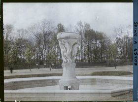 Image représentant La fontaine de L'Amour, l'éveil à la vie de Raoul Lamourdedieu porte d'Auteuil, à l'entrée de l'hippodrome (emplacement des anciennes fortifications)