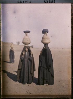 Image représentant Des femmes venant de puiser de l'eau dans le Nil