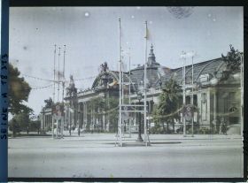 Image représentant Le Grand Palais et l'avenue des Champs-Elysées décorés après les fêtes de la Victoire des 13 et 14 juillet 1919