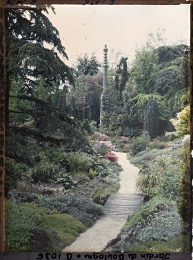 Image représentant Chemin du " sanctuaire japonais " menant au sorinto et rocaille fleurie ponctuée de conifères