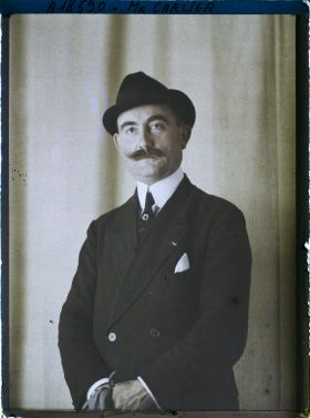 Image représentant https://musee-albert-kahn.s-museum.fr/home/NWQ2OTAwYzNmYjZlZTk1ZWQwODJmMjY4L2dlbmVyaWMtbm90aWNlLXRhYi9hdXRob3JpdHkvNjE3YTc5ZjVjZjhiODk2OGIzMzM3ZDIx/5d6900c3fb6ee95ed082f268/generic-notice-tab/authority/617a79ebcf8b8968b3336a2f Monsieur Carlier