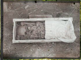 Image représentant Le cercueil en terre cuite, sans couvercle, où sont rassemblés les ossements du défunt après l'exhumation, lors d'une pratique funéraire (changement de sépulture)