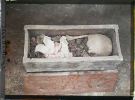 Image représentant Le cercueil en terre cuite, sans couvercle, où sont rassemblés les ossements du défunt après l'exhumation, lors d'une pratique funéraire (changement de sépulture)