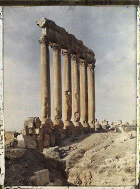 Image représentant Vue du côté interne des six colonnes restantes du péristyle méridional du sanctuaire du Temple de Jupiter Héliopolitain