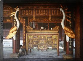 Image représentant L'autel du Van-Mieu, temple confucéen de la " Culture littéraire ", dans le quartier de la Citadelle (route de Sinh-tu)