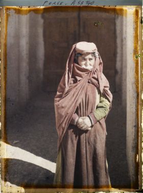 Image représentant Jeune femme arménienne en costume