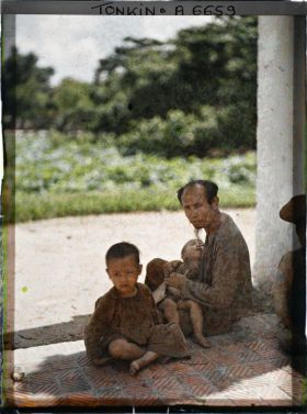 Image représentant Un mendiant handicapé et ses enfants au temple Ngoc-so'n (appelé par les Européens " Pagode des Pinceaux ")