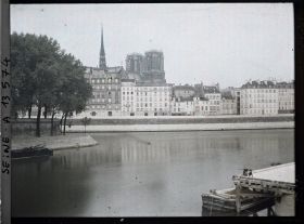 Image représentant Notre-Dame de Paris et le quai aux Fleurs vus du quai de l'Hôtel de Ville