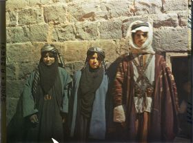 Image représentant Une jeune mariée (celle de gauche ?), sa cousine et son mari (très probablement druze)