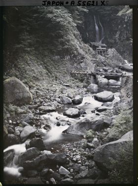 Image représentant Abords des chutes d'Urami (Urami-no-taki)