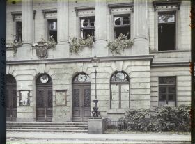 Image représentant Prusse, Crefeld, Façade déchiquetée de l'Hôtel de Ville, par les balles