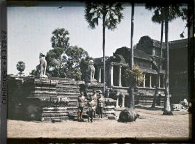 Image représentant Le prince Paribatra Nakhorn Sawan, un des fils du roi de Siam Rama V, et trois officiers de sa suite