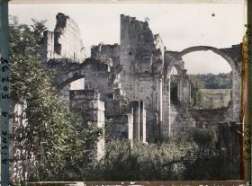 Image représentant France, Chivres, Intérieur des ruines de l'Eglise