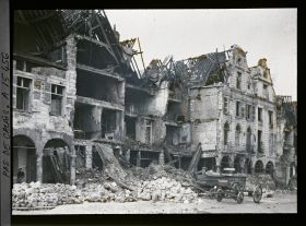 Image représentant France, Arras Maisons en ruines sur la grande Place