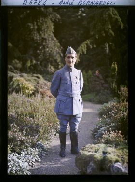 Image représentant Monsieur  https://musee-albert-kahn.s-museum.fr/home/NWQ2OTAwYzNmYjZlZTk1ZWQwODJmMjY4L2dlbmVyaWMtbm90aWNlLXRhYi9hdXRob3JpdHkvNjE3YTc5ZjVjZjhiODk2OGIzMzM3ZDIx/5d6900c3fb6ee95ed082f268/generic-notice-tab/authority/617a79eacf8b8968b333656d André Bernardel debout dans une allée du jardin