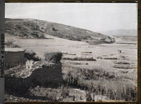 Image représentant Un coin du village, à gauche un nid à cigognes