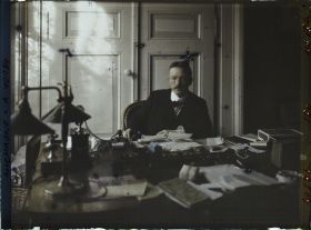 Image représentant Prusse, Aix-la-Chapelle, Mr Deckers à son bureau