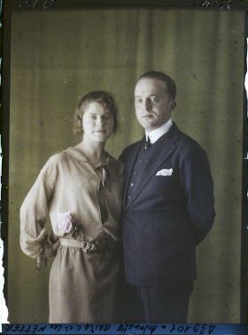 Image représentant Monsieur  https://musee-albert-kahn.s-museum.fr/home/NWQ2OTAwYzNmYjZlZTk1ZWQwODJmMjY4L2dlbmVyaWMtbm90aWNlLXRhYi9hdXRob3JpdHkvNjE3YTc5ZjVjZjhiODk2OGIzMzM3ZDIx/5d6900c3fb6ee95ed082f268/generic-notice-tab/authority/617a79ebcf8b8968b33374b3 Léo Netter et sa fiancée  https://musee-albert-kahn.s-museum.fr/home/NWQ2OTAwYzNmYjZlZTk1ZWQwODJmMjY4L2dlbmVyaWMtbm90aWNlLXRhYi9hdXRob3JpdHkvNjE3YTc5ZjVjZjhiODk2OGIzMzM3ZDIx/5d6900c3fb6ee95ed082f268/generic-notice-tab/authority/617a79ebcf8b8968b333698a Antoinette Brisac