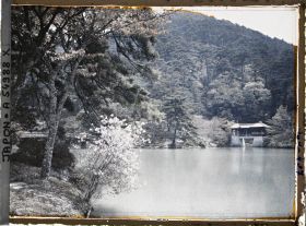 Image représentant Les jardins de la villa impériale Shugakuin Rikyû : l'étang Yokuryu et le pont Chitose-bashi (Pont de Mille Ans)