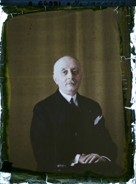 Image représentant https://musee-albert-kahn.s-museum.fr/home/NWQ2OTAwYzNmYjZlZTk1ZWQwODJmMjY4L2dlbmVyaWMtbm90aWNlLXRhYi9hdXRob3JpdHkvNjE3YTc5ZjVjZjhiODk2OGIzMzM3ZDIx/5d6900c3fb6ee95ed082f268/generic-notice-tab/authority/617a79ebcf8b8968b3337887 Monsieur Jean Tannery