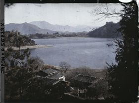 Image représentant Le lac de l'Ouest (Sai-ko) et le village de Nenba, près du mont Fuji